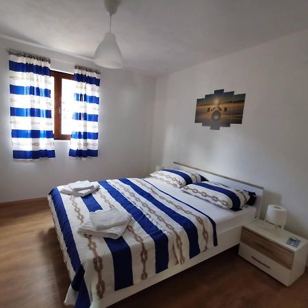 Kuca Za Odmor Obitelji Pedisic Villa Banj Kültér fotó