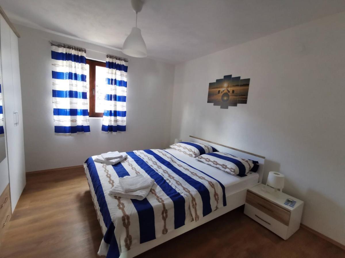 Kuca Za Odmor Obitelji Pedisic Villa Banj Kültér fotó